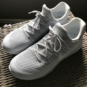 Nike men’s running shoes white